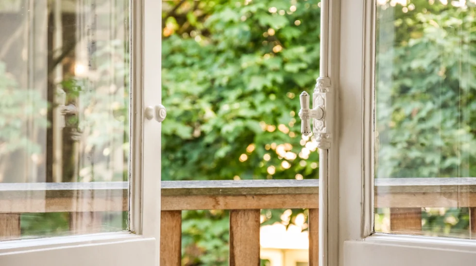 Impacto Ambiental de las Ventanas de Aluminio y Madera: Sostenibilidad y Ecoeficiencia